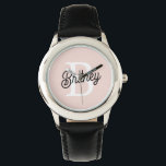 Montre Monogramme et nom personnalisé moderne Pastel Pink<br><div class="desc">Voici notre Monogramme personnalisé moderne et Nom Pastel Pink Watch, un garde-temps sophistiqué et élégant qui allie personnalisation et élégance. Cette montre présente un design rose pastel doux, mis en évidence par votre monogramme et votre nom personnalisés, ce qui en fait un accessoire unique pour toutes les occasions. Parfait pour...</div>