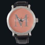 Montre Monogramme personnalisé et nom rose clair<br><div class="desc">Monogramme et cadeaux de nom élégants personnalisés avec monogramme personnalisé dans le style de police serif classique avec boîte de nom au milieu du monogramme.</div>
