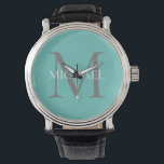 Montre Monogramme personnalisé et nom Turquoise clair<br><div class="desc">Monogramme et cadeaux de nom élégants personnalisés avec monogramme personnalisé dans le style de police serif classique avec boîte de nom au milieu du monogramme.</div>