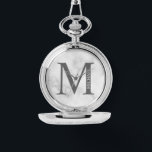 Montre Monogramme personnalisé et surveillance de poche d<br><div class="desc">Monogramme personnalisé et cadeau de nom caractéristiques monogramme personnalisé et nom dans le style de police serif classique. Parfait comme cadeaux de fête des pères pour papa, cadeaux pour les groomsmen et pour toute occasion spéciale. Remarque : Les détails du marbre sont simulés dans l'oeuvre. Il n'y aura pas de...</div>