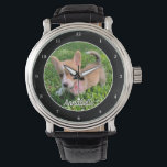 Montre Monogramme photo de chien personnalisé Propriétair<br><div class="desc">Personnalisez avec la photo de votre propre chien sur cette jolie montre moderne propriétaire et customisez avec leur nom au bas. Un beau cadeau de montre-bracelet personnalisé pour un propriétaire de chien ou de chat pour immortaliser son amour. Bordé en noir avec des chiffres blancs.</div>