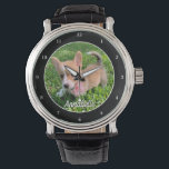 Montre Monogramme photo de chien personnalisé Propriétair<br><div class="desc">Personnalisez avec la photo de votre propre chien sur cette jolie montre moderne propriétaire et customisez avec leur nom au bas. Un beau cadeau de montre-bracelet personnalisé pour un propriétaire de chien ou de chat pour immortaliser son amour. Bordé en noir avec des chiffres blancs.</div>