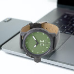 Montre Monogramme vert de forêt moderne minimaliste<br><div class="desc">Ce design moderne comporte des initiales typographiques et un nom pour une sensation minimaliste qui peut être facilement personnalisée.</div>