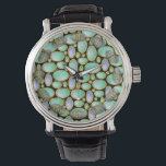 Montre Motif de chaîne Pendentif Opal Broch<br><div class="desc">Cette montre a un joli motif pendentif à broche opale avec chaînes d'or. Ce design imprimé unique est fait pour ressembler à des opales disposées en sorte de mosaïque sur un arrière - plan noir et personnalisable. Les formes ovales ont une impression de nacre opaque avec des tourbillons de bleu,...</div>