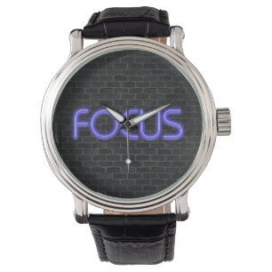 Montre néon brillant Texte Focus sur la brique