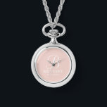Montre Nom et monogramme de la servante d'accueil personn<br><div class="desc">Elégant Cadeaux de demoiselle d'honneur personnalisés avec monogramme personnalisé en blanc élégant style de police de script avec nom et titre de demoiselle d'honneur dans le style de police serif classique sur arrière - plan rose pâle. Parfait aussi pour femme de ménage d'honneur,  mère de la mariée et plus.</div>