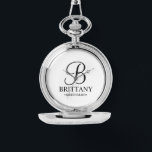 Montre Nom et monogramme de la servante d'accueil personn<br><div class="desc">Elégant Cadeaux de demoiselle d'honneur personnalisés avec monogramme personnalisé en noir élégant style de police de script avec nom et titre de demoiselle d'honneur dans le style de police serif classique sur arrière - plan blanc. Parfait aussi pour les groomsmen, meilleur homme, père de la mariée, bonne d'honneur, fille de...</div>