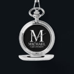 Montre Nom et monogramme du Groomsman personnalisé modern<br><div class="desc">Cadeaux de Groomsman Personnalisés Noir et Blanc Modernes avec monogramme personnalisé,  nom et titre de marionnettiste en style de police serif classique blanc sur arrière - plan noir. Aussi parfait pour Best Man,  Père de la Mariée et plus.</div>