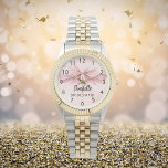 Montre Nom rose pâle de l'arc de la serveuse<br><div class="desc">Un arrière - plan rose pâle et doux. Décoré d'un grand arc. Personnalisez et ajoutez le nom de votre servante. Script de style manuscrit noir.</div>