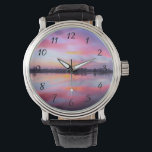 Montre Paysage rose pittoresque<br><div class="desc">Beau coucher de soleil rose sur un lac calme avec une rangée d'arbres en arrière - plan. Un joli mélange et mélange de nuages colorés qui comprennent rose,  bleu,  violet et jaune. Eclairage,  ombres et réflexions fantastiques et moody.</div>