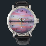 Montre Paysage rose pittoresque<br><div class="desc">Beau coucher de soleil rose sur un lac calme avec une rangée d'arbres en arrière - plan. Un joli mélange et mélange de nuages colorés qui comprennent rose,  bleu,  violet et jaune. Eclairage,  ombres et réflexions fantastiques et moody.</div>