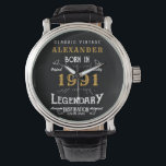 Montre Personnalisé 30e anniversaire Né 1991 Noir Vintage<br><div class="desc">Une montre personnalisée unique pour cette personne d'anniversaire spéciale née en 1991 et ayant 30 ans. Ajoutez le nom à ce design vintage de style rétro noir, blanc et or pour un cadeau personnalisé de 30ème anniversaire. Modifiez facilement le nom et l'année avec le modèle fourni. Un merveilleux cadeau d'anniversaire...</div>