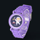 Montre Petite astronaute personnalisée<br><div class="desc">Cette montre amusante présente un doux vecteur d'illustration d'une fille astronaute,  d'une étoile filante et d'un vaisseau spatial sur un arrière - plan bleu foncé et peut être personnalisée avec le nom de votre enfant,  monogramme,  initial,  ou tout texte de votre choix pour un cadeau personnalisé parfait.</div>