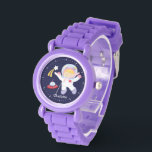 Montre Petite astronaute personnalisée<br><div class="desc">Cette montre amusante présente un doux vecteur d'illustration d'une fille astronaute,  d'une étoile filante et d'un vaisseau spatial sur un arrière - plan bleu foncé et peut être personnalisée avec le nom de votre enfant,  monogramme,  initial,  ou tout texte de votre choix pour un cadeau personnalisé parfait.</div>