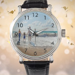 Montre Photo de famille personnalisée<br><div class="desc">Personnalisez et ajoutez votre photo de votre famille, enfants, femme, petite amie ou animal de compagnie. Chiffres noirs.</div>