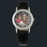 Montre Photo personnalisée moderne et texte personnalisé<br><div class="desc">Créez un garde-robe significatif et élégant avec cette montre personnalisée pour les femmes avec un design photo entièrement personnalisable. Le visage montre met en évidence votre image préférée, entouré d'une disposition épurée avec des chiffres clairs pour un look classique mais moderne. Parfait pour célébrer des moments spéciaux, le design vous...</div>