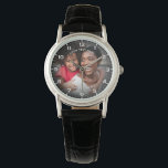 Montre Photo personnalisée moderne et texte personnalisé<br><div class="desc">Créez un garde-robe significatif et élégant avec cette montre personnalisée pour les femmes avec un design photo entièrement personnalisable. Le visage montre met en évidence votre image préférée, entouré d'une disposition épurée avec des chiffres clairs pour un look classique mais moderne. Parfait pour célébrer des moments spéciaux, le design vous...</div>