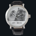 Montre Photo simple, moderne personnalisée pour animaux d<br><div class="desc">Ajoutez votre propre photo et texte pour créer un cadeau photo unique. Cette montre au poignet est prête à être customisée avec votre photo et vos propres noms ou message en lettres de style machine à écrire noir en détresse. Le style simple, moderne, noir et blanc est très réussi avec...</div>