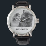 Montre Photo simple, moderne personnalisée pour animaux d<br><div class="desc">Ajoutez votre propre photo et texte pour créer un cadeau photo unique. Cette montre au poignet est prête à être customisée avec votre photo et vos propres noms ou message en lettres de style machine à écrire noir en détresse. Le style simple, moderne, noir et blanc est très réussi avec...</div>