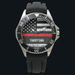 Montre Pompier à drapeau mince personnalisé<br><div class="desc">Mince Red Line Firefighter Watch - Drapeau américain dans les couleurs du drapeau Firefighter, design en détresse. Beau cadeau à votre pompier ou pompier préféré. Grand cadeau de retraite de pompier ou cadeau d'appréciation. Personnalisez avec le nom. DROIT D'AUTEUR © 2020 Judy Burrows, Black Dog Art - Tous droits réservés....</div>