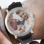 Montre Première Fête des pères Editable Année Photo perso<br><div class="desc">Créez votre propre montre photo unique pour la première fête des pères du nouveau père. Le texte est placé sur une bordure semi-opaque pour encadrer votre photo et est entièrement modifiable. Une occasion idéale d'ajouter une photo de papa et bébé, juste bébé ou toute la famille, comme un joli gardien...</div>