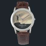 Montre *~* Prix masculin Diplôme Liberté de retraite<br><div class="desc">* Il s'agit d'une montre brune design pour hommes avec une bracelet en cuir marron. Il peut facilement être customisé. Il présente un coucher de soleil sépia artistique, vu d'un sommet de montagne symbolise les sentiments de joie, de liberté, de réussite et de succès. Cette scène joyeuse peut être utilisée...</div>