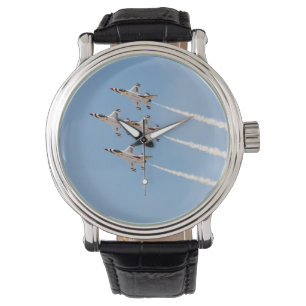 Montre Quatre F-16 Thunderbirds volent en formation rappr