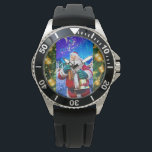 Montre Red Christmas Santa Claus In Winter eWatch<br><div class="desc">Montage de photos et graphisme d'une statue du Père Noël portant un sac de jouets et une cloche dans un arrière - plan de montagne bleu d'hiver. Il y a un arrière - plan de sapin vert étincelant avec des boules de Noël dorées.</div>