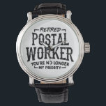 Montre Retraite des travailleurs de la poste Mailman Funn<br><div class="desc">Conception de cadeau de retraite pour les employés de livraison de courrier amusant qui dit "Travailleur de poste retraité. Vous n'êtes plus ma priorité". Fait un cadeau de départ pour un collègue qui prend sa retraite de son travail de bureau de poste ou de livraison.</div>