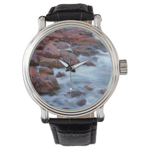 Montre Rivage rocheux avec de l'eau, Canada