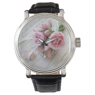 Montre rose sur la page du 18ème siècle