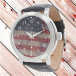 Montre Segment du drapeau rustique Patriotique Rouge Blan<br><div class="desc">Ce visage de montre patriotique est conçu avec une partie de ma photo d'un segment d'un drapeau américain en forme de vague,  posé sur un morceau de bois fissuré rustique. La conception comprend des nombres blancs et des éléments extérieurs de l'anneau.</div>