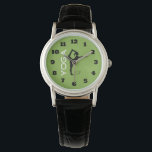 Montre Silhouette de pose de yoga sur Monogramme Arrière<br><div class="desc">Une montre mongogrammée personnalisée avec un design simple de la silhouette noire d'une femme faisant une pose de yoga. Placez-vous sur un arrière - plan vert avec du yoga écrit en blanc. Personnalisez avec vos initiales monographiques.</div>