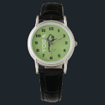 Montre Silhouette de pose de yoga sur Monogramme Arrière<br><div class="desc">Une montre mongogrammée personnalisée avec un design simple de la silhouette noire d'une femme faisant une pose de yoga. Placez-vous sur un arrière - plan vert avec du yoga écrit en blanc. Personnalisez avec vos initiales monographiques.</div>