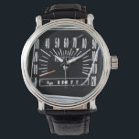 Montre Speedometer 1968<br><div class="desc">Cette montre avec compteur de vitesse d'un célèbre modèle de marque et ancien modèle avec ceux d'un type de chiffres d'odomètre est parfait pour toute personne qui apprécie ce véhicule ou les voitures classiques en général et est également idéal pour porter à des spectacles de voiture et des croisières.</div>