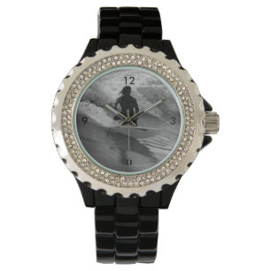 Montre Surfer En Niveaux De Gris Des Vagues