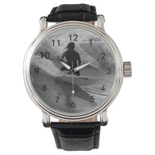 Montre Surfer En Niveaux De Gris Des Vagues