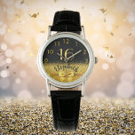 Montre Sweet 16 noir or nom monogramme<br><div class="desc">Élégant, classique, glamour et féminin. Un arc et un ruban de couleur dorée avec parties scintillant dorée et étincelante, un peu de bling et de luxe pour un cadeau d'anniversaire ou un souvenir. Arrière - plan noir. Modèles pour son nom, et l'âge de 16 ans. Le nom est écrit avec...</div>