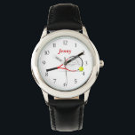 Montre Tennis<br><div class="desc">Cette montre présente une image vectorielle d'une raquette de tennis avec un ballon de tennis,  sur un arrière - plan blanc personnalisable,  avec du texte personnalisable.</div>