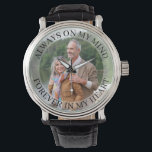 Montre Toujours dans mon esprit Souvenir Regarder photo<br><div class="desc">Montre photo souvenir personnalisée (ou personnalisez pour tout ce que vous voulez). Le modèle est configuré pour que vous puissiez ajouter votre propre photo et vous pouvez également modifier tout le texte si vous le souhaitez. Le libellé est placé sur une bordure semi-transparente superposée au-dessus de votre photo. L'exemple de...</div>