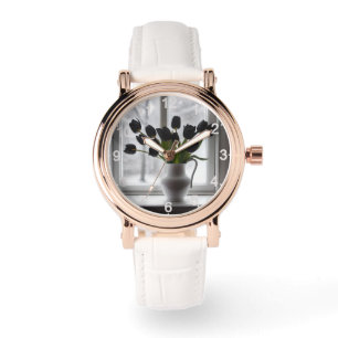 Montre Tulipes noires dans un vase blanc à côté d'une fen