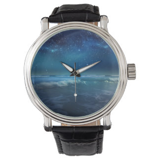 Montre Un voyage océanique bleu sous un ciel étoilé.