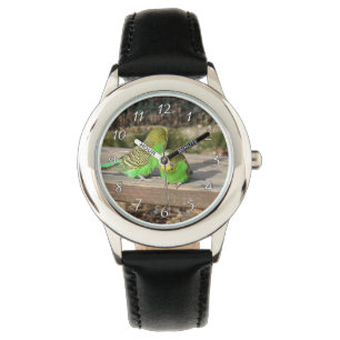 Montre Une paire de bougies vertes sur un banc en bois