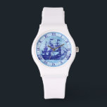Montre Vieux navire et carte Blue nautique<br><div class="desc">Cette montre à thème nautique d'apparence antique a un navire à voile vintage bleu tacheté / grand navire avec gréement et trois mâts, quelques drapeaux (un couple de drapeaux américains) et une image de carte ancienne et triste. Les numéros de montre sont faits en chiffres romains bleu foncé sur un...</div>