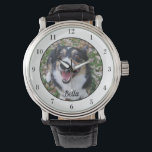 Montre Votre Chien Personnalisé Photo Mignonne Propriétai<br><div class="desc">Personnalisez avec la photo de votre chien sur cette montre personnalisée du propriétaire de l'animal et customisez avec leur nom au bas. Un beau cadeau personnalisé de montre-bracelet pour un chien ou un chat pour immortaliser son amour. Bordé en blanc avec des chiffres noirs.</div>