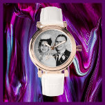 Montre Votre nom photo Rose Gold Women's White Band Wrist<br><div class="desc">Cette élégante montre rose en or glam au poignet pour femmes est décorée d'une bande blanche et personnalisée avec votre nom et votre photo. Vous pouvez facilement changer le nom et supprimer les marques de graduation numérique si vous le souhaitez. Quel merveilleux cadeau moderne et élégant pour une demoiselle d'honneur,...</div>