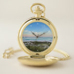 Montres De Poche Belle plage Sunset Photographie été<br><div class="desc">Cette pittoresque montre de poche avec des chiffres blancs de Destin Florida présente le somptueux coucher de soleil rose et orange touchant doucement les vagues de l'océan au-dessus du sable et de l'herbe de mer. Jolie montre de bord de mer de votre lieu de vacances préféré ou de la ville...</div>