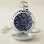 Montres De Poche Blanc moderne et bleu marine avec nom personnalisé<br><div class="desc">Montre de poche marine vintage moderne avec des chiffres romains blancs et avec votre lettre monogramme et prénom en blanc.</div>