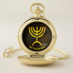 Montres De Poche Flamme de Menorah<br><div class="desc">Un rendu numérique de la menorah juive à sept branches (hébreu : מְ וֹ נ רָ ‎). La menorah à sept branches, utilisée dans le sanctuaire portatif mis en place par Moïse dans le désert et plus tard dans le Temple de Jérusalem, est un symbole du judaïsme depuis des temps...</div>