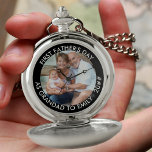 Montres De Poche Grande Fête des pères Photo personnalisée<br><div class="desc">Montre de poche photo avec texte personnalisé entièrement modifiable et votre photo préférée. Le libellé actuel dit "première fête des pères comme grand-père à [nom[ ・ 20##" et vous pouvez customiser ceci comme vous le souhaitez. Un beau cadeau de gardien pour toute occasion et un fait comme une montre de...</div>